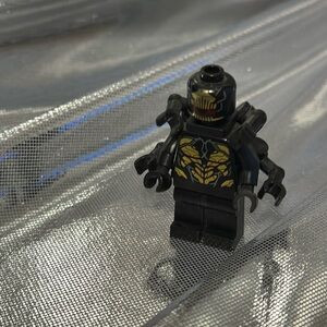 LEGO Outrider Extended Arms Minifigure Marvel Super Heroes